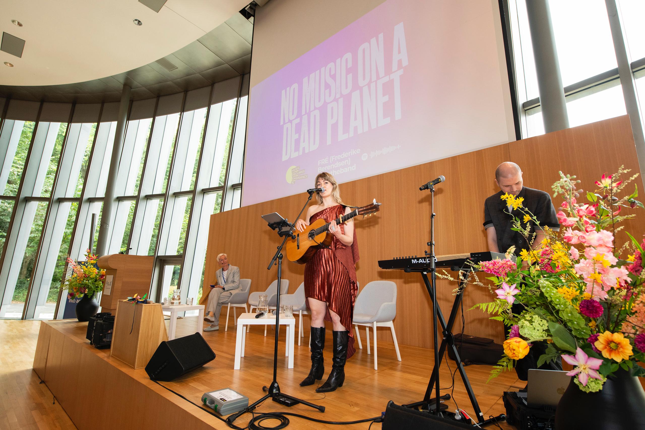 FRÉ performing at the Peace Palace